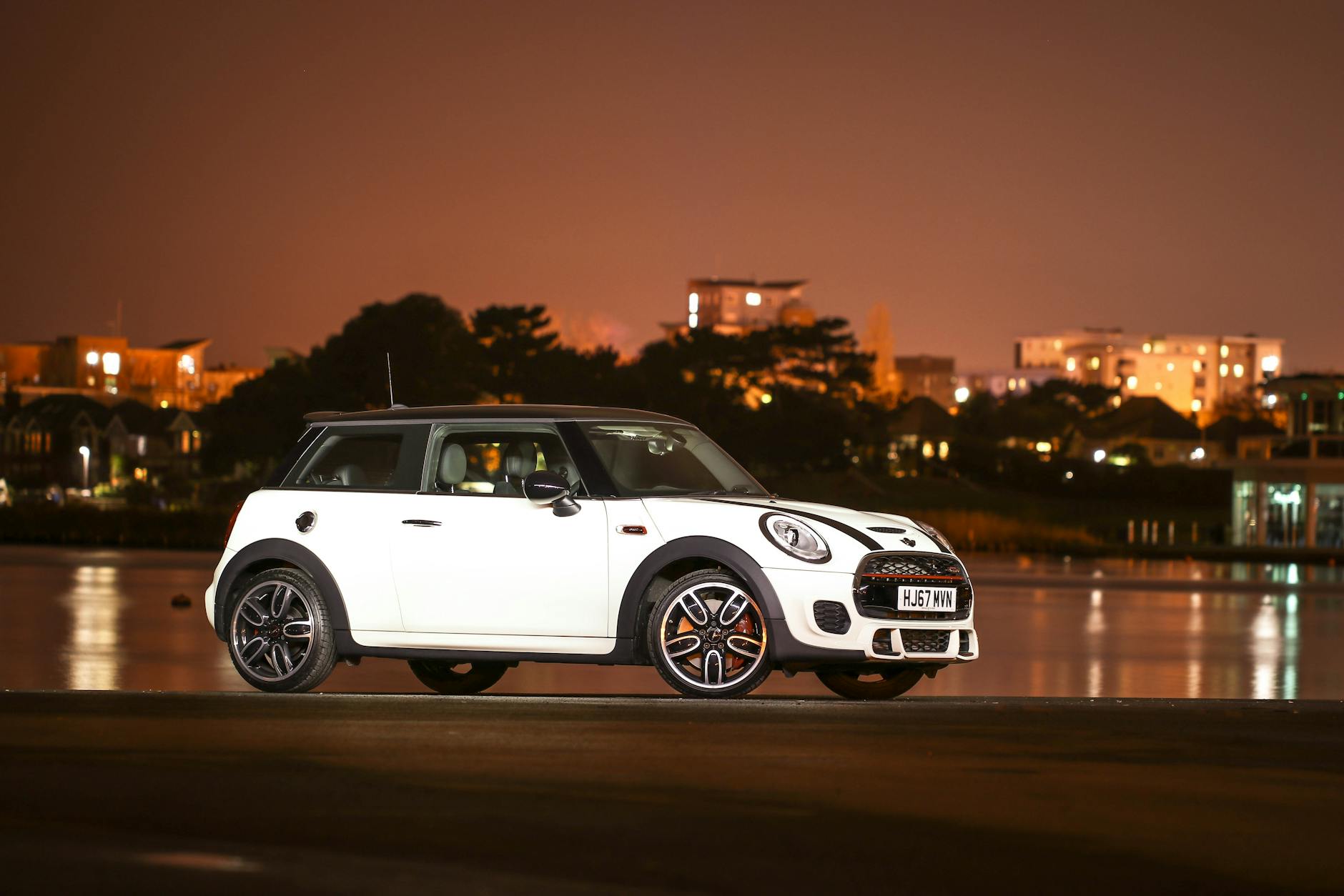 Mini Cooper SE: Stylish City Commuter